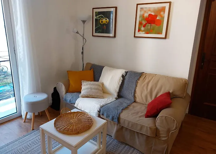 Avec Balcon Et Wi-fi Au Centre De - Fr-1-812-65 *