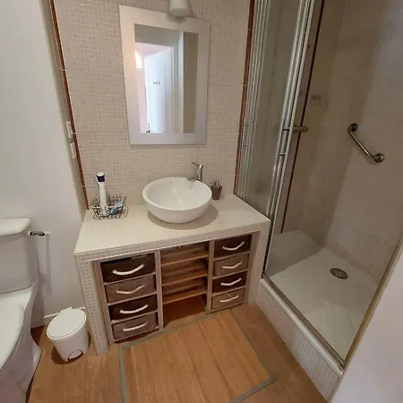 Avec Balcon Et Wi-fi Au Centre De - Fr-1-812-65 Appartement